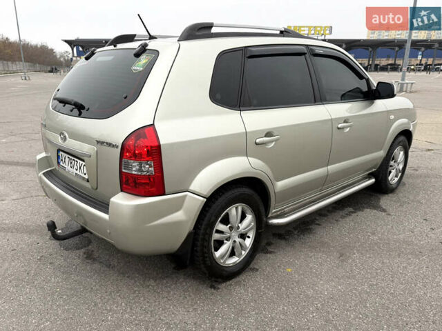 Серый Хендай Туксон, объемом двигателя 1.98 л и пробегом 307 тыс. км за 8700 $, фото 9 на Automoto.ua