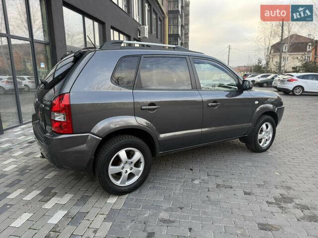 Серый Хендай Туксон, объемом двигателя 2 л и пробегом 202 тыс. км за 10000 $, фото 9 на Automoto.ua