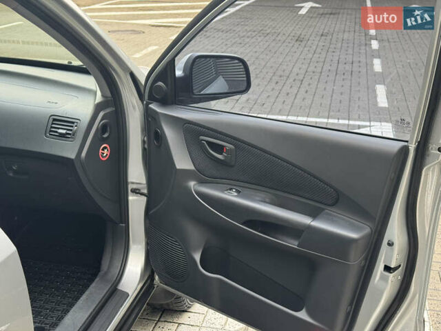 Сірий Хендай Туксон, об'ємом двигуна 2 л та пробігом 124 тис. км за 8900 $, фото 15 на Automoto.ua