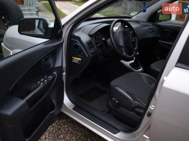 Сірий Хендай Туксон, об'ємом двигуна 2 л та пробігом 220 тис. км за 8750 $, фото 49 на Automoto.ua