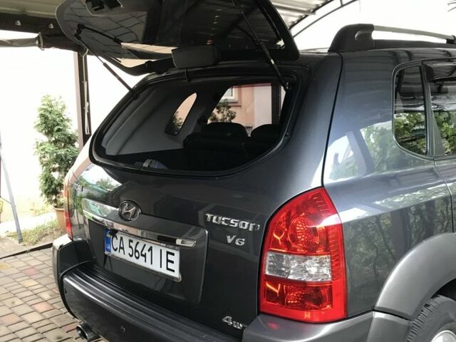 Серый Хендай Туксон, объемом двигателя 2.7 л и пробегом 215 тыс. км за 7900 $, фото 2 на Automoto.ua