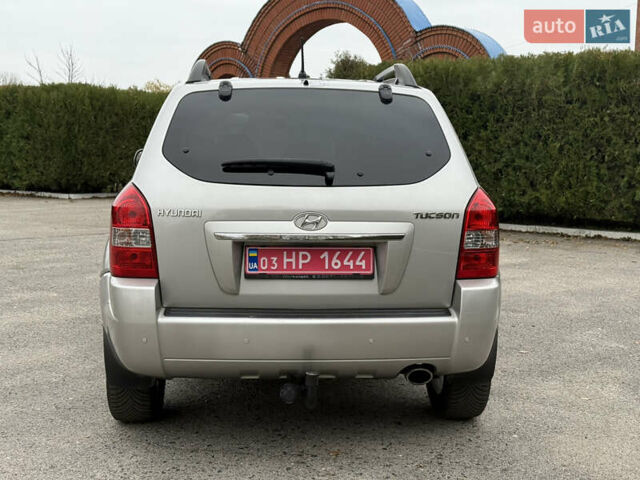 Серый Хендай Туксон, объемом двигателя 2 л и пробегом 195 тыс. км за 9950 $, фото 5 на Automoto.ua