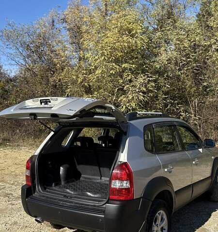 Серый Хендай Туксон, объемом двигателя 2.66 л и пробегом 159 тыс. км за 9999 $, фото 9 на Automoto.ua