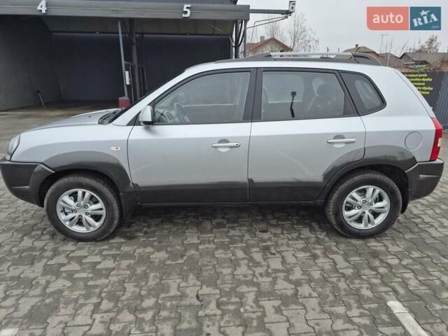 Серый Хендай Туксон, объемом двигателя 1.98 л и пробегом 189 тыс. км за 8300 $, фото 7 на Automoto.ua
