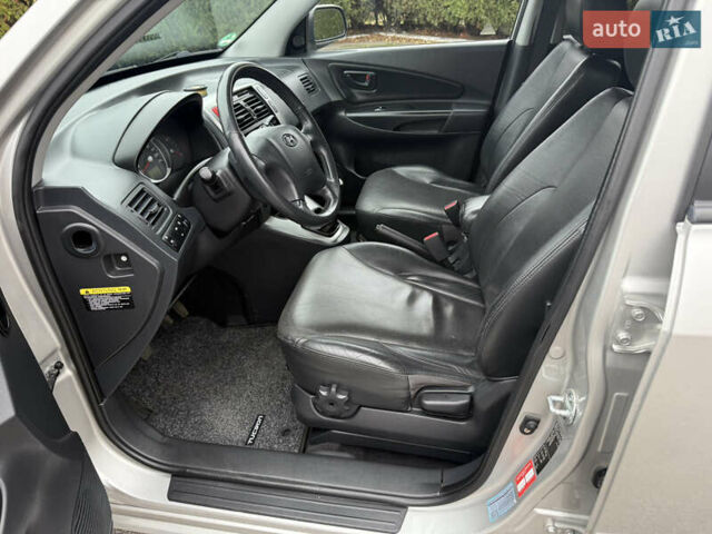 Серый Хендай Туксон, объемом двигателя 2 л и пробегом 195 тыс. км за 9950 $, фото 7 на Automoto.ua