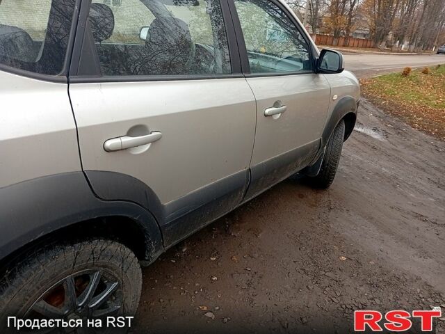 Серый Хендай Туксон, объемом двигателя 2 л и пробегом 100 тыс. км за 8600 $, фото 3 на Automoto.ua