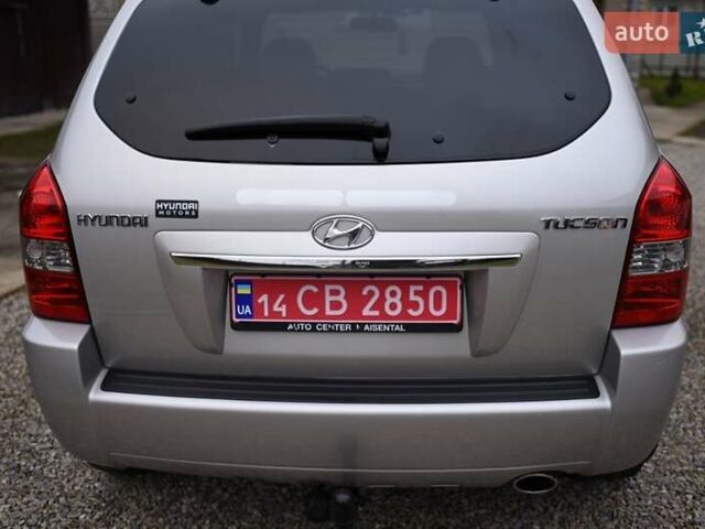 Сірий Хендай Туксон, об'ємом двигуна 2 л та пробігом 220 тис. км за 8750 $, фото 13 на Automoto.ua