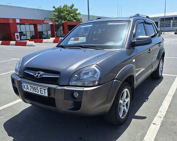 Серый Хендай Туксон, объемом двигателя 1.98 л и пробегом 228 тыс. км за 8700 $, фото 2 на Automoto.ua