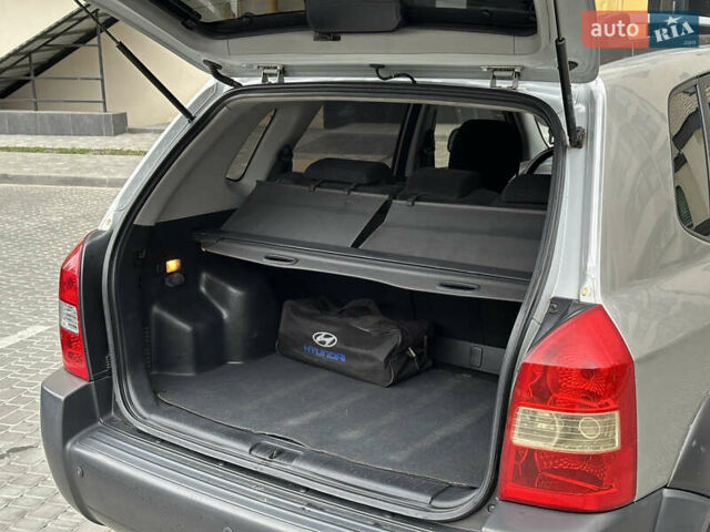 Сірий Хендай Туксон, об'ємом двигуна 1.98 л та пробігом 227 тис. км за 7800 $, фото 21 на Automoto.ua