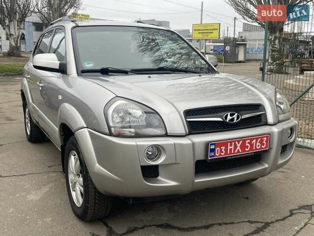 Серый Хендай Туксон, объемом двигателя 2 л и пробегом 158 тыс. км за 9600 $, фото 2 на Automoto.ua