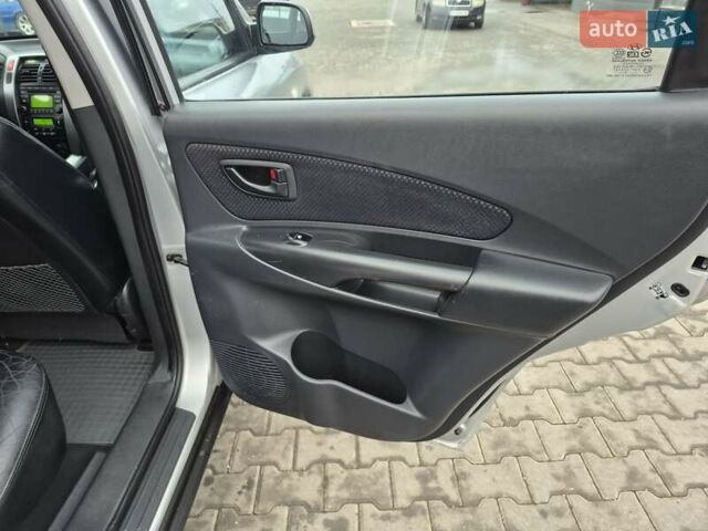 Серый Хендай Туксон, объемом двигателя 1.98 л и пробегом 189 тыс. км за 8300 $, фото 14 на Automoto.ua