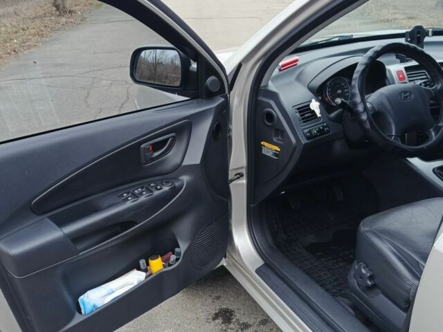 Серый Хендай Туксон, объемом двигателя 2 л и пробегом 200 тыс. км за 9200 $, фото 15 на Automoto.ua