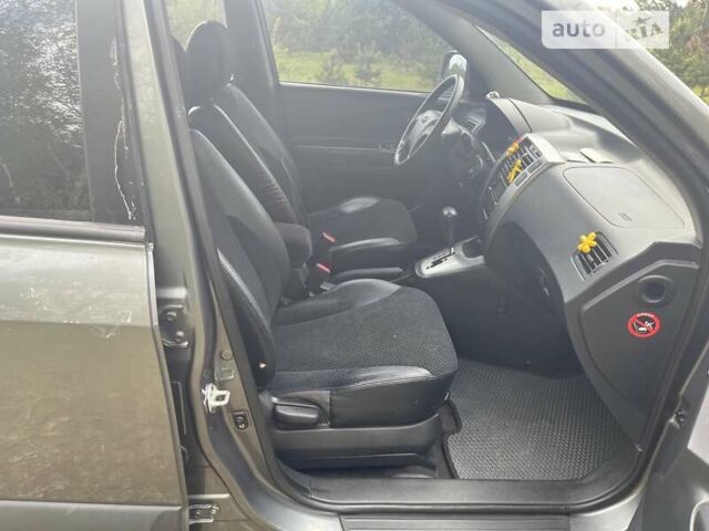 Серый Хендай Туксон, объемом двигателя 2 л и пробегом 175 тыс. км за 9662 $, фото 4 на Automoto.ua