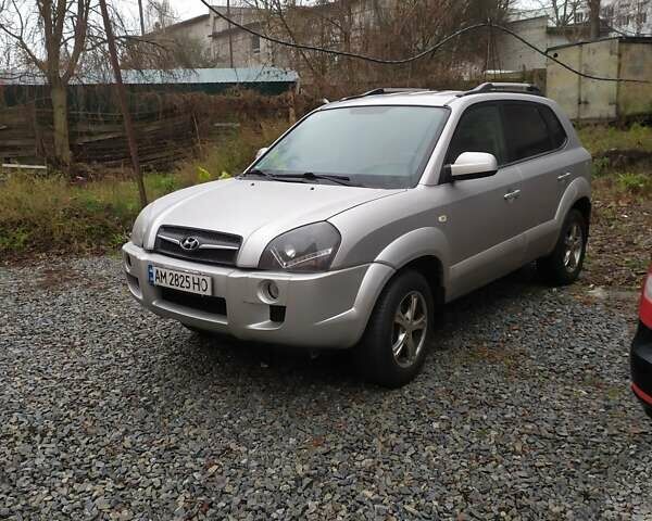 Серый Хендай Туксон, объемом двигателя 2 л и пробегом 228 тыс. км за 8200 $, фото 1 на Automoto.ua