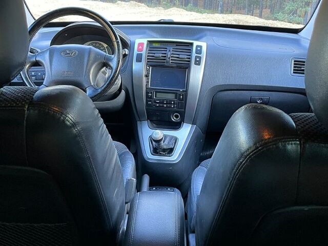 Серый Хендай Туксон, объемом двигателя 2 л и пробегом 130 тыс. км за 8700 $, фото 2 на Automoto.ua