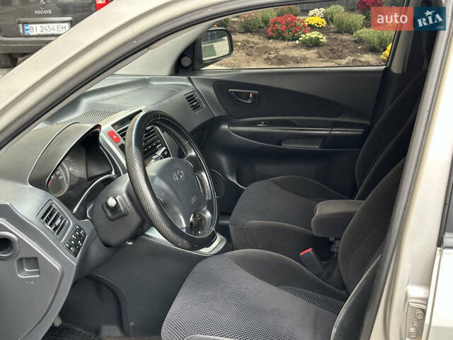 Сірий Хендай Туксон, об'ємом двигуна 1.98 л та пробігом 227 тис. км за 7800 $, фото 16 на Automoto.ua