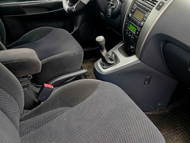 Серый Хендай Туксон, объемом двигателя 2 л и пробегом 100 тыс. км за 8600 $, фото 5 на Automoto.ua