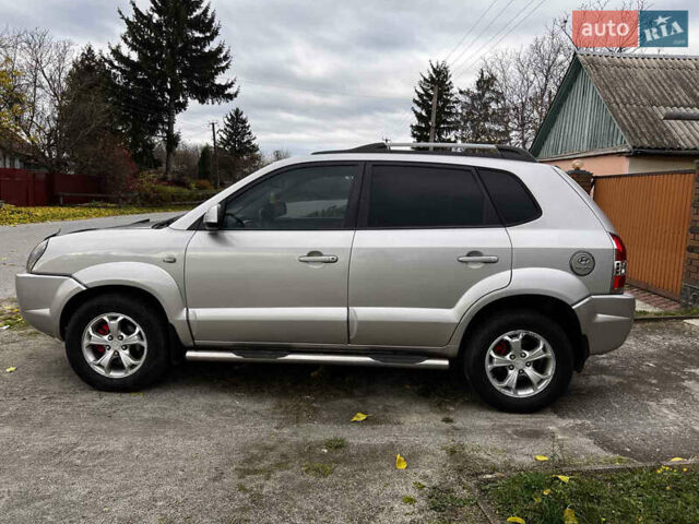 Серый Хендай Туксон, объемом двигателя 1.98 л и пробегом 274 тыс. км за 7700 $, фото 5 на Automoto.ua
