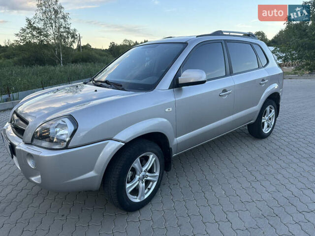 Серый Хендай Туксон, объемом двигателя 2 л и пробегом 200 тыс. км за 7700 $, фото 4 на Automoto.ua