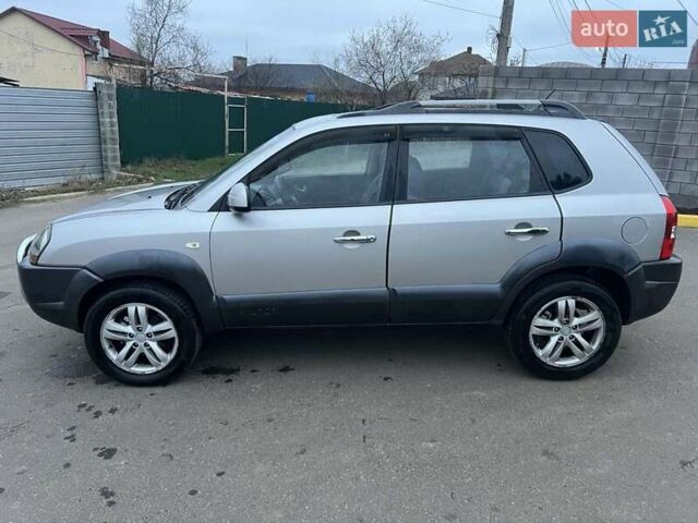 Серый Хендай Туксон, объемом двигателя 1.99 л и пробегом 132 тыс. км за 10000 $, фото 4 на Automoto.ua