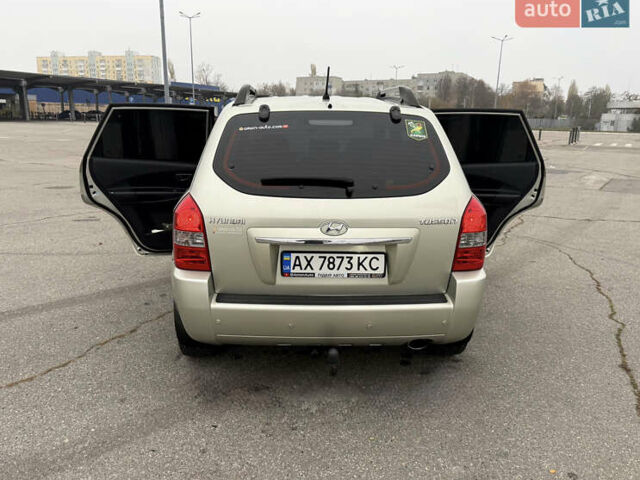 Серый Хендай Туксон, объемом двигателя 1.98 л и пробегом 307 тыс. км за 8700 $, фото 4 на Automoto.ua