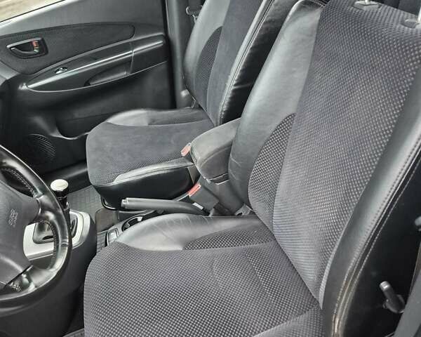 Серый Хендай Туксон, объемом двигателя 1.98 л и пробегом 189 тыс. км за 8300 $, фото 23 на Automoto.ua