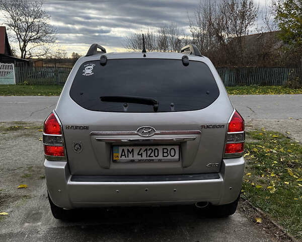Серый Хендай Туксон, объемом двигателя 1.98 л и пробегом 274 тыс. км за 7700 $, фото 9 на Automoto.ua