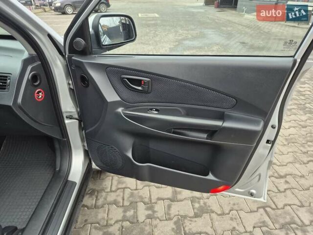 Серый Хендай Туксон, объемом двигателя 1.98 л и пробегом 189 тыс. км за 8300 $, фото 16 на Automoto.ua