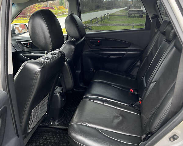 Серый Хендай Туксон, объемом двигателя 1.98 л и пробегом 274 тыс. км за 7700 $, фото 15 на Automoto.ua