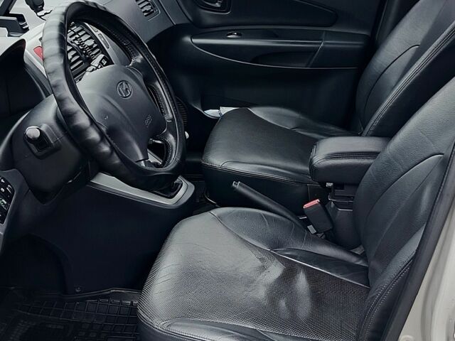 Серый Хендай Туксон, объемом двигателя 2 л и пробегом 200 тыс. км за 9200 $, фото 18 на Automoto.ua