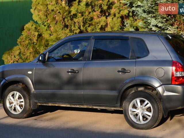 Серый Хендай Туксон, объемом двигателя 2 л и пробегом 271 тыс. км за 8000 $, фото 45 на Automoto.ua