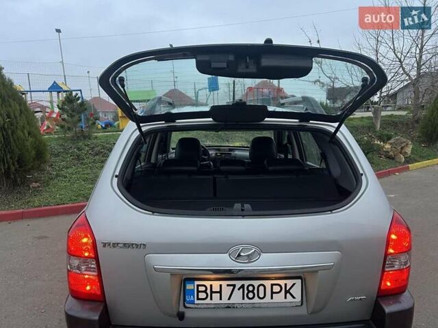Серый Хендай Туксон, объемом двигателя 1.99 л и пробегом 132 тыс. км за 10000 $, фото 17 на Automoto.ua