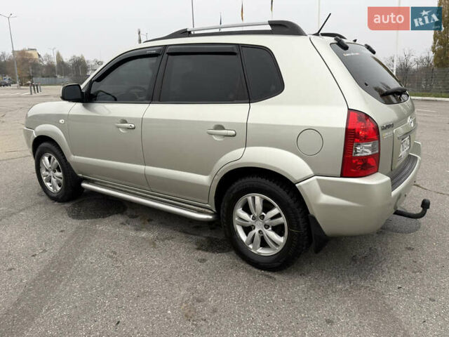 Серый Хендай Туксон, объемом двигателя 1.98 л и пробегом 307 тыс. км за 8700 $, фото 11 на Automoto.ua