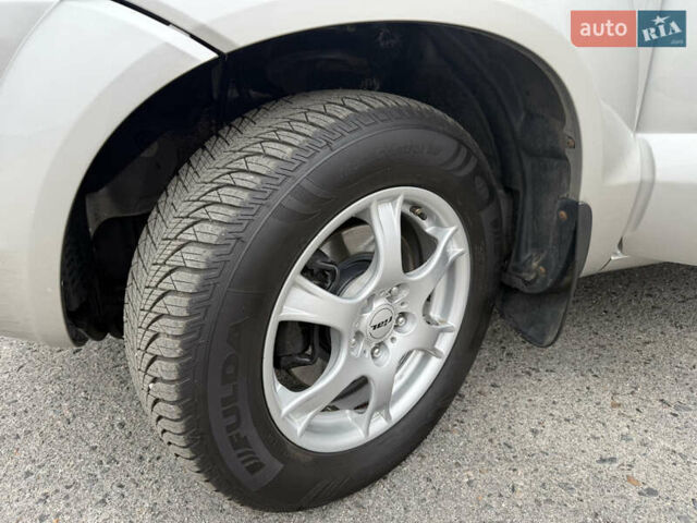 Серый Хендай Туксон, объемом двигателя 2 л и пробегом 195 тыс. км за 9950 $, фото 19 на Automoto.ua