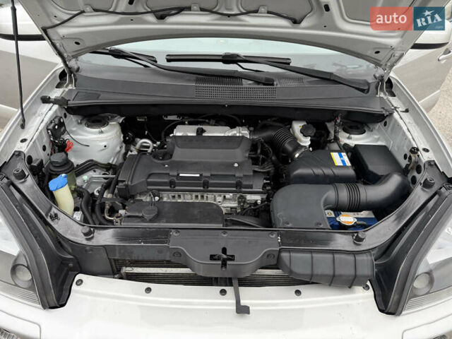 Серый Хендай Туксон, объемом двигателя 2 л и пробегом 195 тыс. км за 9950 $, фото 17 на Automoto.ua
