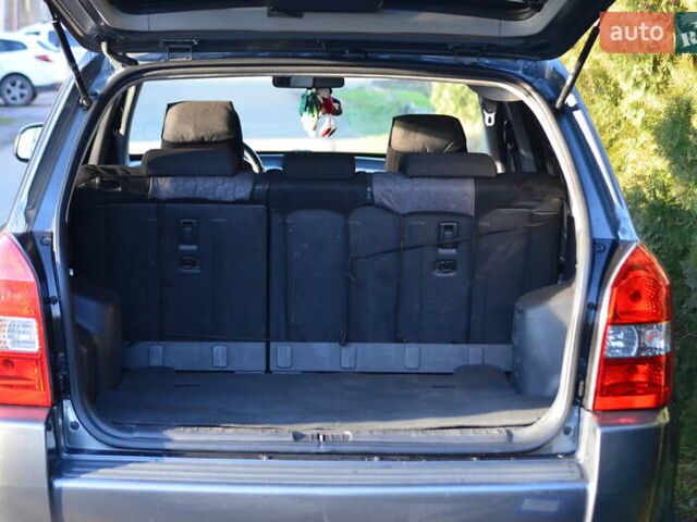 Серый Хендай Туксон, объемом двигателя 2 л и пробегом 271 тыс. км за 8000 $, фото 19 на Automoto.ua