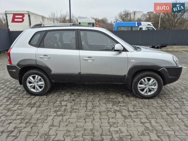 Серый Хендай Туксон, объемом двигателя 1.98 л и пробегом 189 тыс. км за 8300 $, фото 2 на Automoto.ua