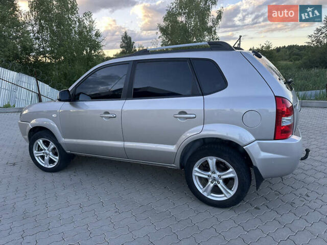 Серый Хендай Туксон, объемом двигателя 2 л и пробегом 200 тыс. км за 7700 $, фото 3 на Automoto.ua