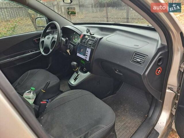 Серый Хендай Туксон, объемом двигателя 1.99 л и пробегом 243 тыс. км за 7700 $, фото 5 на Automoto.ua