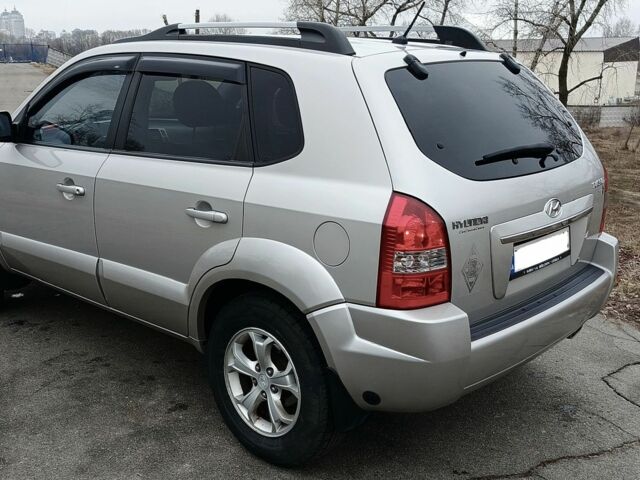 Серый Хендай Туксон, объемом двигателя 2 л и пробегом 200 тыс. км за 9200 $, фото 14 на Automoto.ua