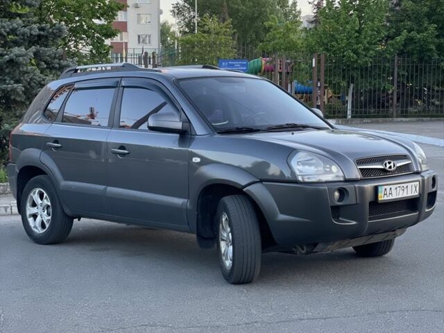 Сірий Хендай Туксон, об'ємом двигуна 2 л та пробігом 250 тис. км за 8700 $, фото 1 на Automoto.ua