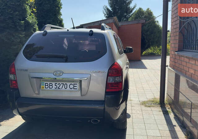 Серый Хендай Туксон, объемом двигателя 2 л и пробегом 162 тыс. км за 8900 $, фото 7 на Automoto.ua