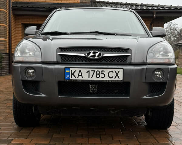 Серый Хендай Туксон, объемом двигателя 2 л и пробегом 86 тыс. км за 9800 $, фото 4 на Automoto.ua