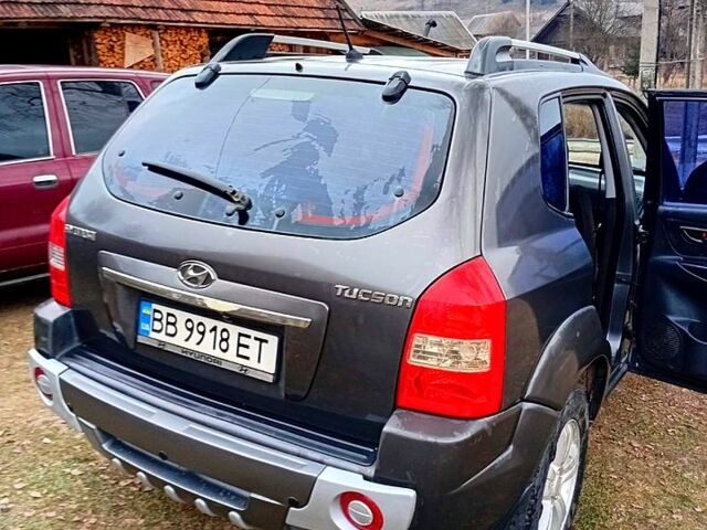 Серый Хендай Туксон, объемом двигателя 2 л и пробегом 235 тыс. км за 7800 $, фото 6 на Automoto.ua