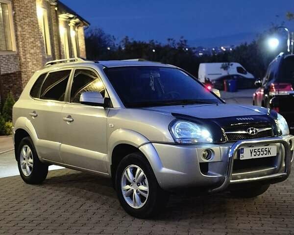Сірий Хендай Туксон, об'ємом двигуна 2 л та пробігом 284 тис. км за 9200 $, фото 9 на Automoto.ua