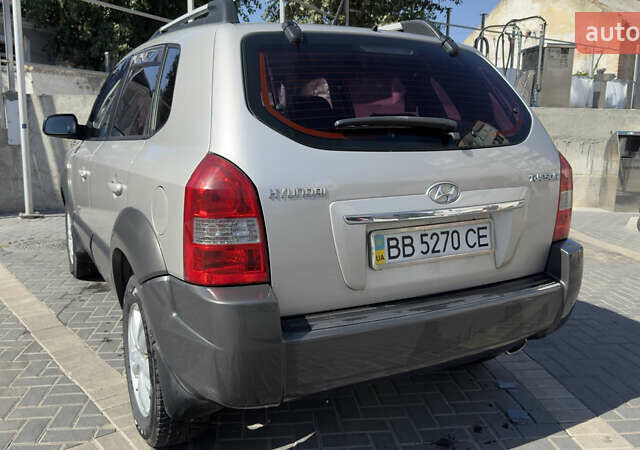 Серый Хендай Туксон, объемом двигателя 2 л и пробегом 162 тыс. км за 8900 $, фото 6 на Automoto.ua