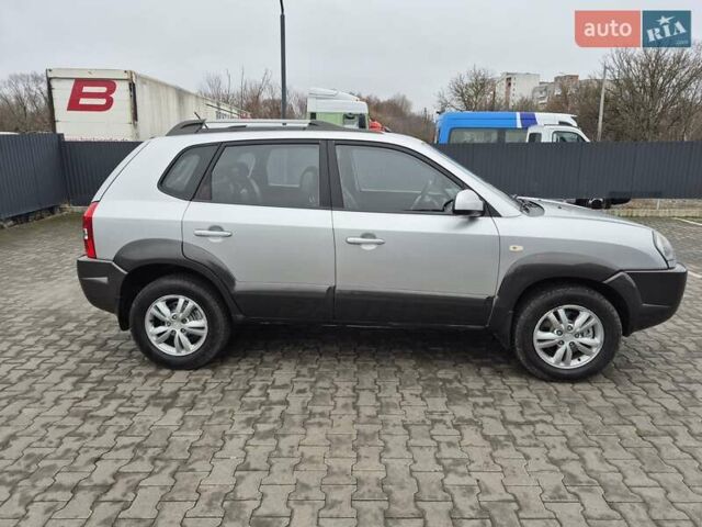 Серый Хендай Туксон, объемом двигателя 1.98 л и пробегом 189 тыс. км за 8300 $, фото 33 на Automoto.ua