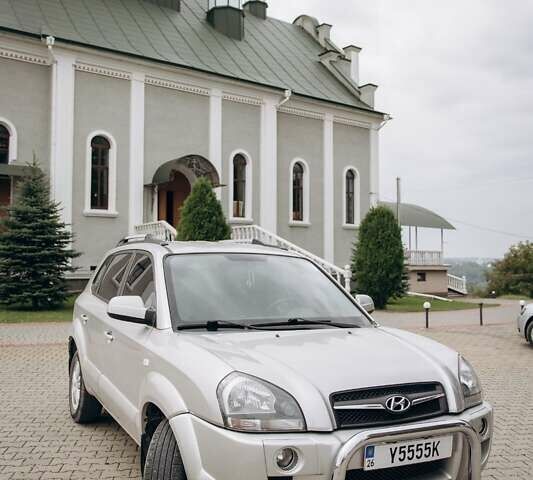 Сірий Хендай Туксон, об'ємом двигуна 2 л та пробігом 284 тис. км за 9200 $, фото 6 на Automoto.ua