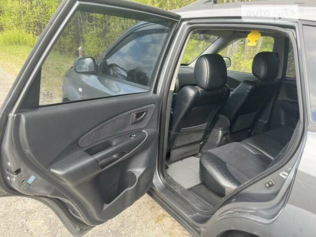 Серый Хендай Туксон, объемом двигателя 2 л и пробегом 175 тыс. км за 9662 $, фото 7 на Automoto.ua