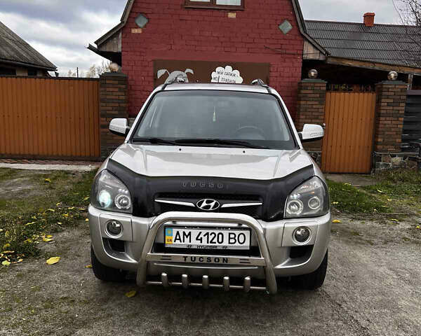 Серый Хендай Туксон, объемом двигателя 1.98 л и пробегом 274 тыс. км за 7700 $, фото 2 на Automoto.ua